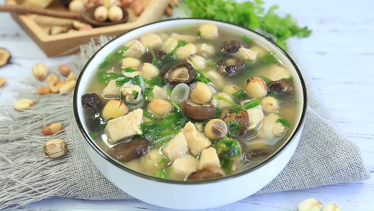 Canh gà hạt sen bổ dưỡng, tốt cho sức khỏe