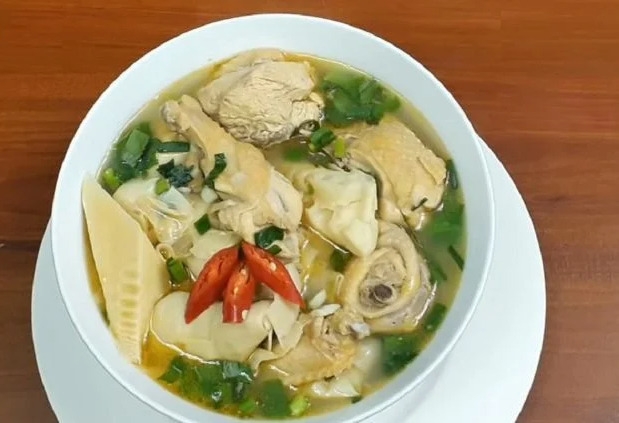 Bữa ăn phong phú và đáng nhớ với món canh gà nấu măng