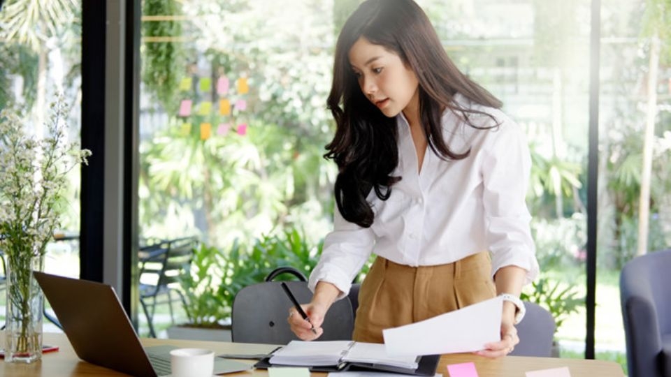 Cá nhân cư trú là những người có nơi ở hoặc nhà thuê thường xuyên tại Việt Nam