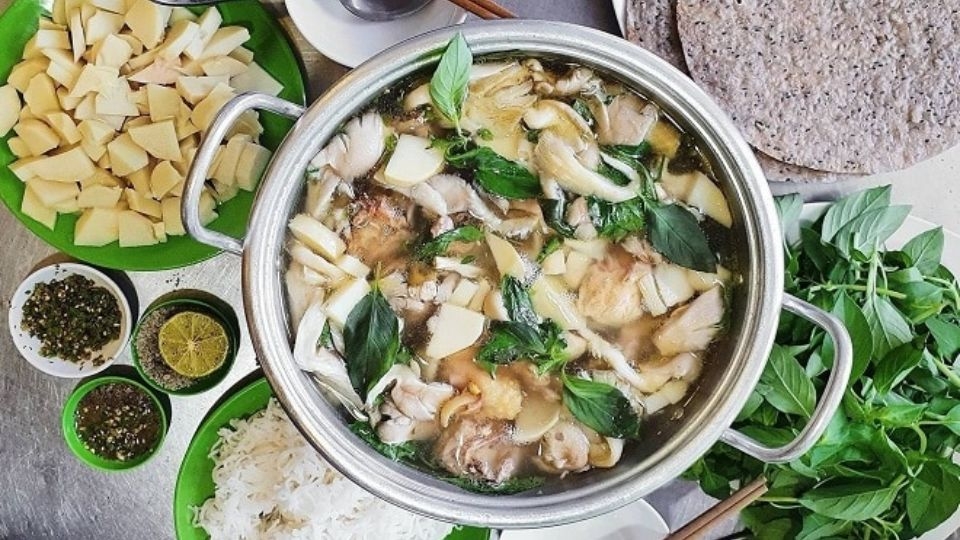 Lẩu gà lá é
