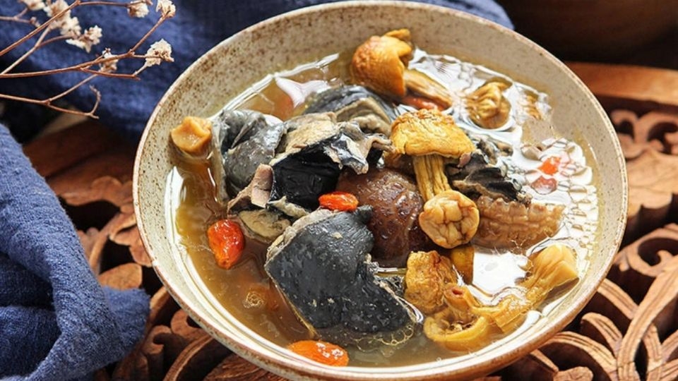 Canh gà ác hầm nấm