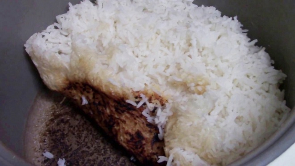 nồi cơm điện bị trầy lớp chống dính dẫn đến cơm khê