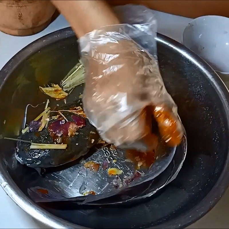 Thoa đều hỗn hợp lên cá để cá thấm gia vị