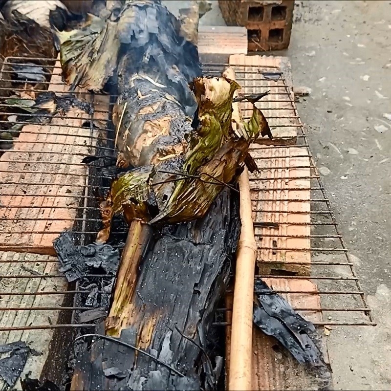 Nướng đến khi cháy xém lá chuối và cá vàng hai mặt