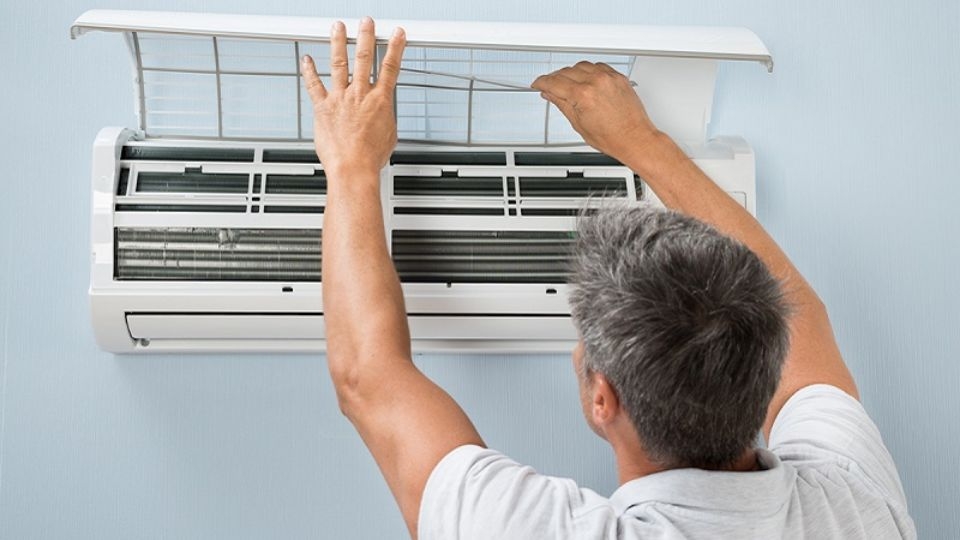 Trung bình khoảng 3-4 tháng bạn nên vệ sinh máy lạnh của gia đình mình