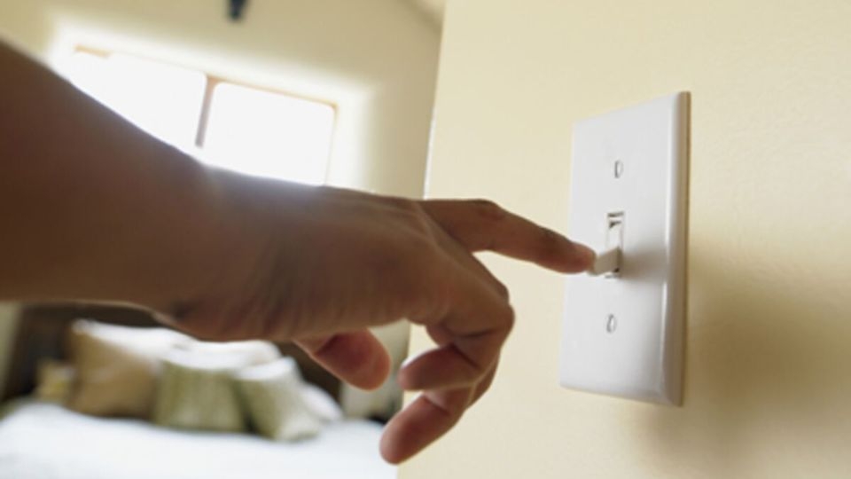 Trước khi tiến hành vệ sinh máy lạnh cần tắt hoàn toàn nguồn điện để tránh nguy cơ mất an toàn