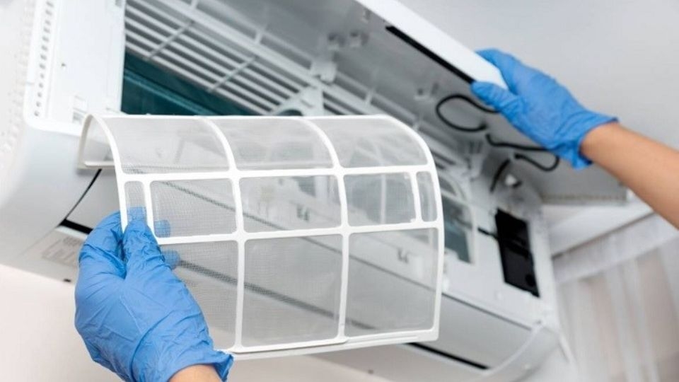 Tiến hành vệ sinh lưới lọc máy lạnh