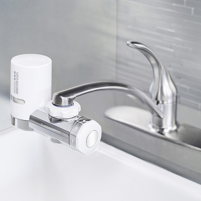  Máy lọc nước tại vòi là gì? Máy lọc nước tại vòi là một thiết bị lọc nước được thiết kế để lắp đặt trực tiếp vào vòi sen hoặc vòi rửa trong nhà hoặc văn phòng. Mục đích chính của máy lọc nước tại vòi là loại bỏ các tạp chất và cặn bẩn từ nguồn nước máy, giúp cải thiện chất lượng nước sử dụng hàng ngày. Các máy lọc nước tại vòi thường được trang bị các bộ lọc đa cấp, có thể loại bỏ các chất như clo, chì, các vi khuẩn, các hợp chất hóa học, và tạp chất khác có thể xuất hiện trong nước máy. Một số sản phẩm còn có thể cung cấp nước kiểm soát nhiệt độ và có tính năng tiện ích khác như bộ lọc tia UV để diệt khuẩn. Xét về công năng lọc, sản phẩm này thuộc nhóm máy lọc nước thô. Đặc điểm độc đáo của nó là không tạo ra nước thải do cặn bẩn mà được giữ lại ngay trong thiết bị, không như các máy lọc nước RO truyền thống thường thải cặn ra theo dòng nước. Điều này không chỉ giúp giữ cho môi trường nước sạch mà còn tối ưu hóa quá trình làm sạch nước mà không tạo ra lượng lớn nước thải độc hại. Nguyên lý hoạt động Cấu trúc của máy lọc nước lắp tại vòi bao gồm nhiều lớp lọc nước được tích hợp vào một lõi lọc duy nhất. Thiết bị này được thiết kế để kết nối trực tiếp với vòi nước dưới bồn rửa, giúp nước chảy qua các lớp lọc luôn mà không cần thêm một thiết bị nào nữa. Máy lọc nước này hoạt động hoàn toàn phụ thuộc vào áp lực nước chảy xuống, mà không yêu cầu nguồn điện bổ sung nào. Điều này giúp tiện lợi và tiết kiệm năng lượng trong quá trình sử dụng hàng ngày. Đánh giá đặc điểm của máy lọc nước tại vòi Ưu điểm của máy lọc nước tại vòi Với thiết kế nhỏ gọn, khi gắn máy lọc nước sẽ không chiếm quá nhiều diện tích trong không gian bếp, tối ưu hóa không gian và làm cho quá trình lắp đặt trở nên dễ dàng. Hệ thống lọc đơn giản giúp nước được lọc nhanh chóng giúp tiết kiệm thời gian nhưng đem lại sự hiệu quả ngay tức thì. Bởi hệ thống lọc khá đơn giản nên chi phí sản xuất khá ít và giá bán ra khá rẻ phù hợp với mọi gia đình. Nhược điểm của máy lọc nước tại vòi Máy lọc tại vòi có khả năng lọc hạn chế so với một số hệ thống lọc nước phức tạp hơn. Điều này có nghĩa là chúng có thể không loại bỏ một số chất phức tạp như các loại vi khuẩn nhỏ hoặc các chất hóa học đặc biệt. Lõi lọc của máy cần thay thế đều đặn theo định kỳ để đảm bảo hiệu suất tối ưu. Việc này có thể làm tăng chi phí bảo trì và duy trì. Máy lọc nước tại vòi phụ thuộc vào áp lực nước để hoạt động. Trong trường hợp áp lực nước yếu, hiệu suất lọc có thể giảm, ảnh hưởng đến khả năng cung cấp nước sạch. Có nên sử dụng máy lọc nước tại vòi hay không? Để có thể quyết định được có nên sử dụng máy lọc nước tại vòi hay không bạn sẽ phải xem xét tới những điều sau. Thứ nhất là môi trường xung quanh nơi ở của bạn có bị ô nhiễm nhiều hay không? Nếu không quá ô nhiễm thì việc sử dụng máy lọc nước tại vòi rất là phù hợp còn nếu ô nhiễm quá nặng bạn nên xem xét tới việc sử dụng công nghệ cao cấp hơn. Thứ hai, hãy cân nhắc về chi phí, nếu gia đình bạn thu nhập không quá cao thì sử dụng máy lọc nước tại vòi quả là một lựa chọn tuyệt vời. Kết Vậy bài viết trên đã giải đáp cho bạn có nên sử dụng máy lọc nước hay không rồi phải không. Nguồn nước là yếu tố quan trọng quyết định tới sức khoẻ của bạn vậy nên đừng chủ quan mà hãy xem xét tới việc lắp đặt hệ thống này ngay nhé. Nếu bạn phân vân giữa máy lọc nước tại vòi và máy lọc nước RO hãy qua ngay FPT Shop để trải nghiệm và chọn cho mình loại máy lọc nước phù hợp nhất với gia đình mình. Tại FPT Shop luôn có sẵn những sản phẩm như máy lọc nước RO, máy lọc nước nóng lạnh, máy lọc nước RO nóng lạnh,.. Ghé ngay để có những ưu đãi tốt nhất nhé! Máy lọc nước Xem thêm : Những máy lọc nước 7 lõi tốt nhất cho gia đình hiện nay Điểm danh top 5 máy lọc nước 2 vòi tốt nhất phù hợp với mọi gia đình Hình 4