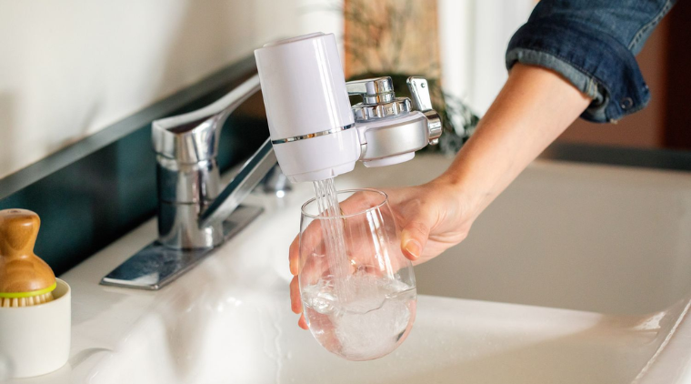  Máy lọc nước tại vòi là gì? Máy lọc nước tại vòi là một thiết bị lọc nước được thiết kế để lắp đặt trực tiếp vào vòi sen hoặc vòi rửa trong nhà hoặc văn phòng. Mục đích chính của máy lọc nước tại vòi là loại bỏ các tạp chất và cặn bẩn từ nguồn nước máy, giúp cải thiện chất lượng nước sử dụng hàng ngày. Các máy lọc nước tại vòi thường được trang bị các bộ lọc đa cấp, có thể loại bỏ các chất như clo, chì, các vi khuẩn, các hợp chất hóa học, và tạp chất khác có thể xuất hiện trong nước máy. Một số sản phẩm còn có thể cung cấp nước kiểm soát nhiệt độ và có tính năng tiện ích khác như bộ lọc tia UV để diệt khuẩn. Xét về công năng lọc, sản phẩm này thuộc nhóm máy lọc nước thô. Đặc điểm độc đáo của nó là không tạo ra nước thải do cặn bẩn mà được giữ lại ngay trong thiết bị, không như các máy lọc nước RO truyền thống thường thải cặn ra theo dòng nước. Điều này không chỉ giúp giữ cho môi trường nước sạch mà còn tối ưu hóa quá trình làm sạch nước mà không tạo ra lượng lớn nước thải độc hại. Nguyên lý hoạt động Cấu trúc của máy lọc nước lắp tại vòi bao gồm nhiều lớp lọc nước được tích hợp vào một lõi lọc duy nhất. Thiết bị này được thiết kế để kết nối trực tiếp với vòi nước dưới bồn rửa, giúp nước chảy qua các lớp lọc luôn mà không cần thêm một thiết bị nào nữa. Máy lọc nước này hoạt động hoàn toàn phụ thuộc vào áp lực nước chảy xuống, mà không yêu cầu nguồn điện bổ sung nào. Điều này giúp tiện lợi và tiết kiệm năng lượng trong quá trình sử dụng hàng ngày. Đánh giá đặc điểm của máy lọc nước tại vòi Ưu điểm của máy lọc nước tại vòi Với thiết kế nhỏ gọn, khi gắn máy lọc nước sẽ không chiếm quá nhiều diện tích trong không gian bếp, tối ưu hóa không gian và làm cho quá trình lắp đặt trở nên dễ dàng. Hệ thống lọc đơn giản giúp nước được lọc nhanh chóng giúp tiết kiệm thời gian nhưng đem lại sự hiệu quả ngay tức thì. Bởi hệ thống lọc khá đơn giản nên chi phí sản xuất khá ít và giá bán ra khá rẻ phù hợp với mọi gia đình. Nhược điểm của máy lọc nước tại vòi Máy lọc tại vòi có khả năng lọc hạn chế so với một số hệ thống lọc nước phức tạp hơn. Điều này có nghĩa là chúng có thể không loại bỏ một số chất phức tạp như các loại vi khuẩn nhỏ hoặc các chất hóa học đặc biệt. Lõi lọc của máy cần thay thế đều đặn theo định kỳ để đảm bảo hiệu suất tối ưu. Việc này có thể làm tăng chi phí bảo trì và duy trì. Máy lọc nước tại vòi phụ thuộc vào áp lực nước để hoạt động. Trong trường hợp áp lực nước yếu, hiệu suất lọc có thể giảm, ảnh hưởng đến khả năng cung cấp nước sạch. Có nên sử dụng máy lọc nước tại vòi hay không? Để có thể quyết định được có nên sử dụng máy lọc nước tại vòi hay không bạn sẽ phải xem xét tới những điều sau. Thứ nhất là môi trường xung quanh nơi ở của bạn có bị ô nhiễm nhiều hay không? Nếu không quá ô nhiễm thì việc sử dụng máy lọc nước tại vòi rất là phù hợp còn nếu ô nhiễm quá nặng bạn nên xem xét tới việc sử dụng công nghệ cao cấp hơn. Thứ hai, hãy cân nhắc về chi phí, nếu gia đình bạn thu nhập không quá cao thì sử dụng máy lọc nước tại vòi quả là một lựa chọn tuyệt vời. Kết Vậy bài viết trên đã giải đáp cho bạn có nên sử dụng máy lọc nước hay không rồi phải không. Nguồn nước là yếu tố quan trọng quyết định tới sức khoẻ của bạn vậy nên đừng chủ quan mà hãy xem xét tới việc lắp đặt hệ thống này ngay nhé. Nếu bạn phân vân giữa máy lọc nước tại vòi và máy lọc nước RO hãy qua ngay FPT Shop để trải nghiệm và chọn cho mình loại máy lọc nước phù hợp nhất với gia đình mình. Tại FPT Shop luôn có sẵn những sản phẩm như máy lọc nước RO, máy lọc nước nóng lạnh, máy lọc nước RO nóng lạnh,.. Ghé ngay để có những ưu đãi tốt nhất nhé! Máy lọc nước Xem thêm : Những máy lọc nước 7 lõi tốt nhất cho gia đình hiện nay Điểm danh top 5 máy lọc nước 2 vòi tốt nhất phù hợp với mọi gia đình Hình 6