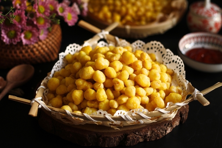Thưởng thức ngô chiên bơ thơm giòn