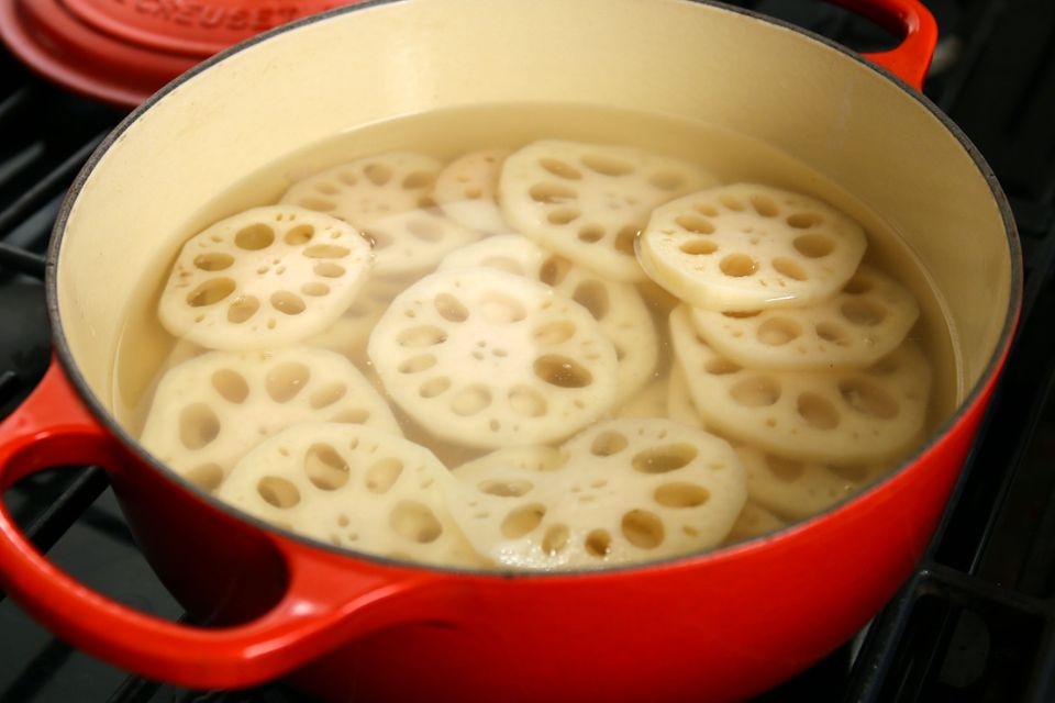 Luộc củ sen