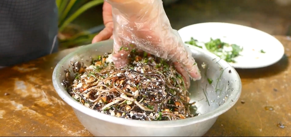 Trộn đều các nguyên liệu làm gỏi