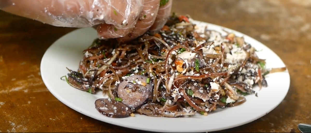 Cho thành phẩm ra đĩa và thưởng thức