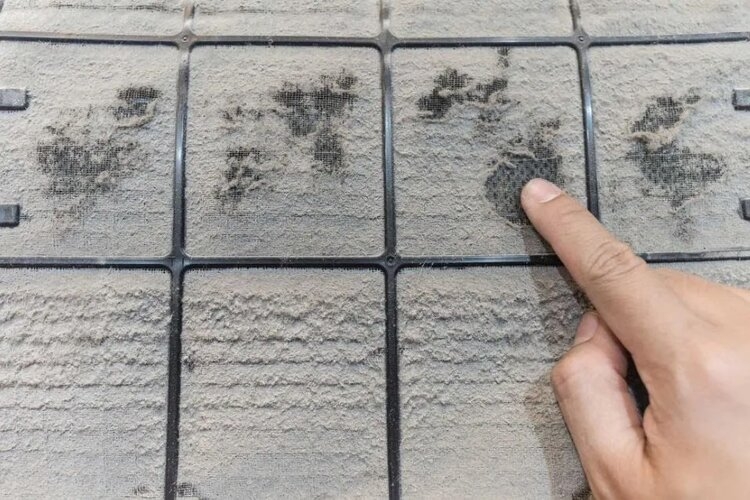 Mảng bám bụi bẩn trên bộ lọc không khí của điều hòa khiến máy lạnh bị rỉ nước