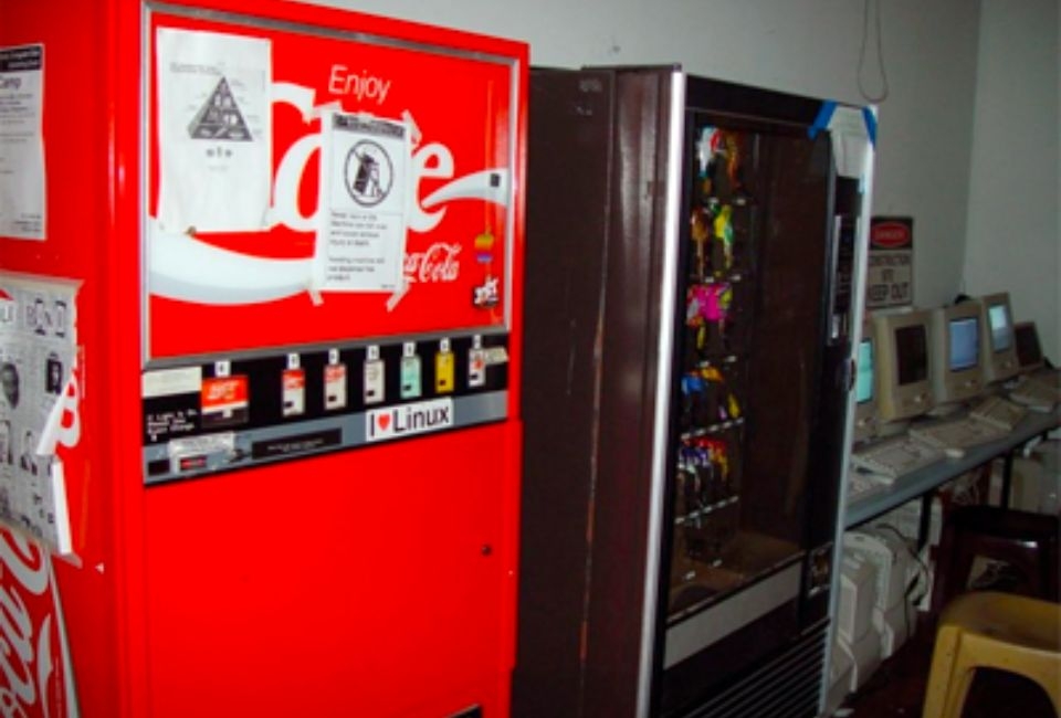 Thiết kế máy Coke lần đầu tiên vào những năm 1980