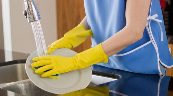Chọn mua găng tay rửa chén như thế nào để không làm hại da tay trước ảnh hưởng của hóa chất tẩy rửa? 3