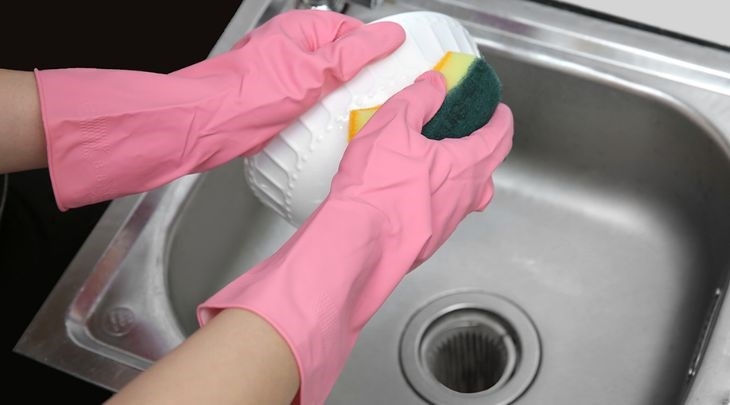 Chọn mua găng tay rửa chén như thế nào để không làm hại da tay trước ảnh hưởng của hóa chất tẩy rửa? 5
