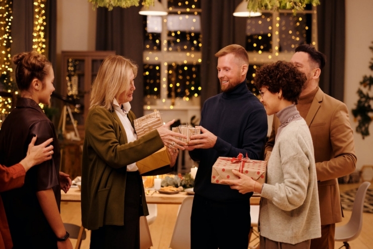 Mua nồi nào tặng tân gia? Tặng quà tân gia phong thủy ý nghĩa cho gia chủ - Hình 1