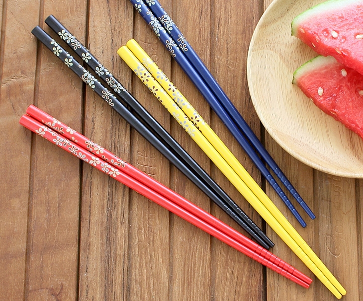 Đũa nhựa có nhiều màu sắc, họa tiết cho bạn lựa chọn