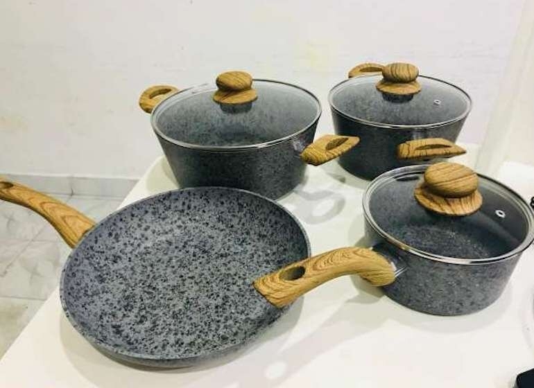 Chất chống dính đá hoa cương cũng là vật liệu tốt được nhiều người yêu thích