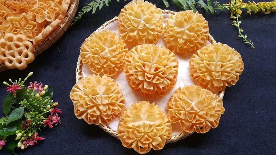 Bánh nhúng giòn là món khoái khẩu của rất nhiều người