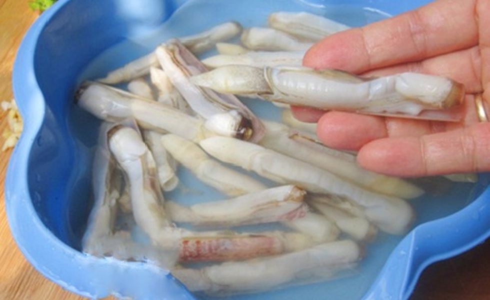 Ngâm ốc với nước muối