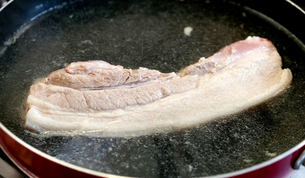 Cách luộc thịt lợn ngon, không bị thâm, không khô và gợi ý các món ngon từ thịt luộc 2