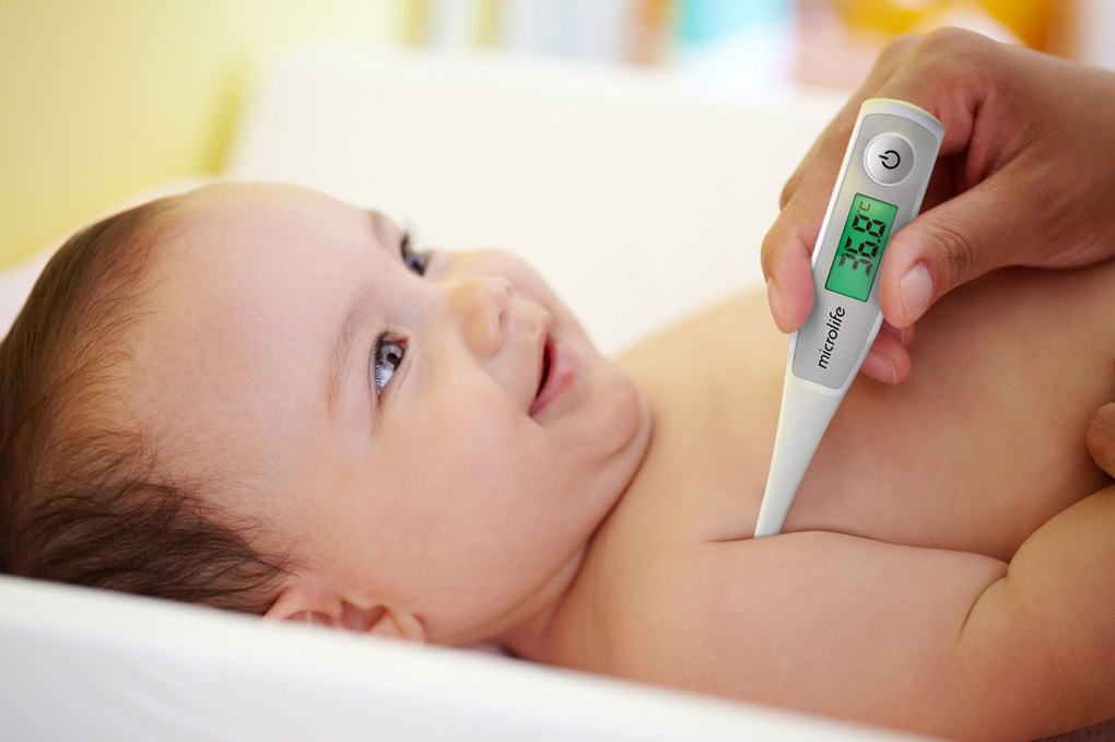 Cách dùng nhiệt kế để pha sữa cho bé là gì? Ảnh hưởng của nhiệt độ tới việc pha sữa và tắm gội 2