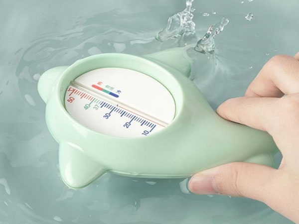 Cách dùng nhiệt kế để pha sữa cho bé là gì? Ảnh hưởng của nhiệt độ tới việc pha sữa và tắm gội 3