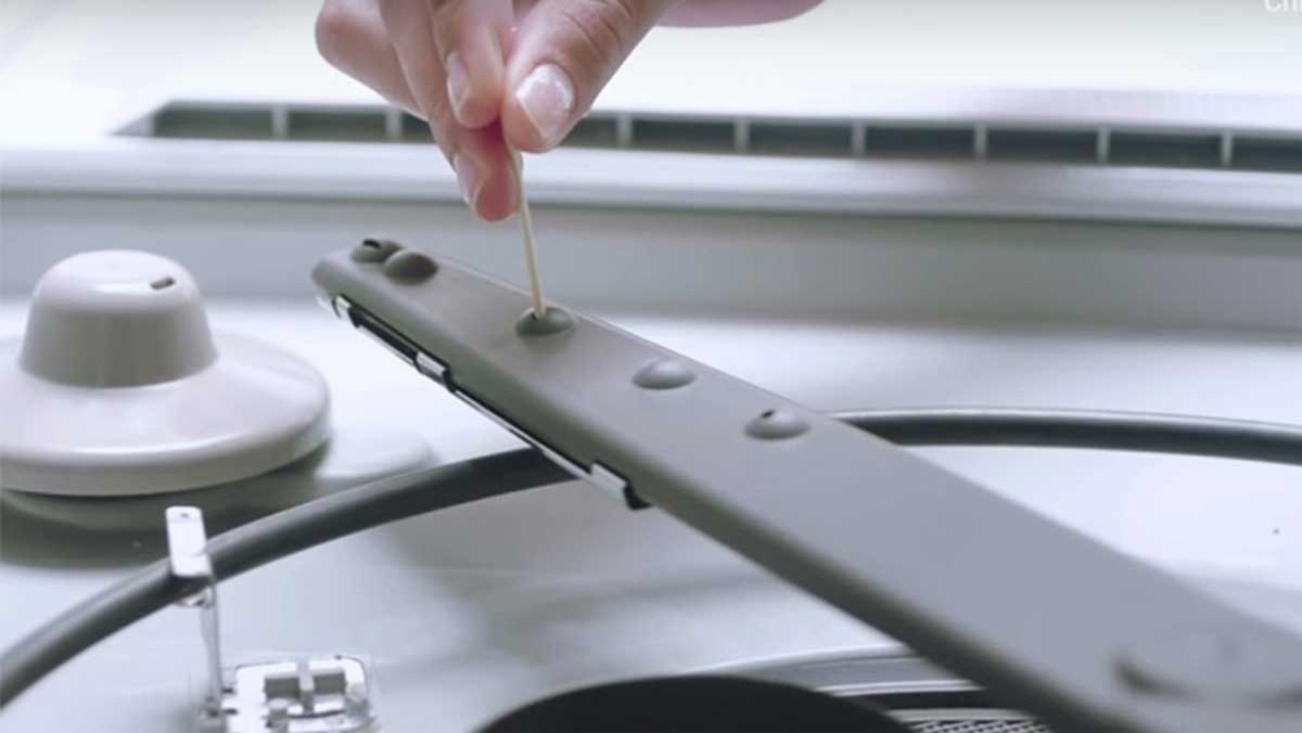 Vệ sinh tay phun để khử mùi hôi máy rửa bát