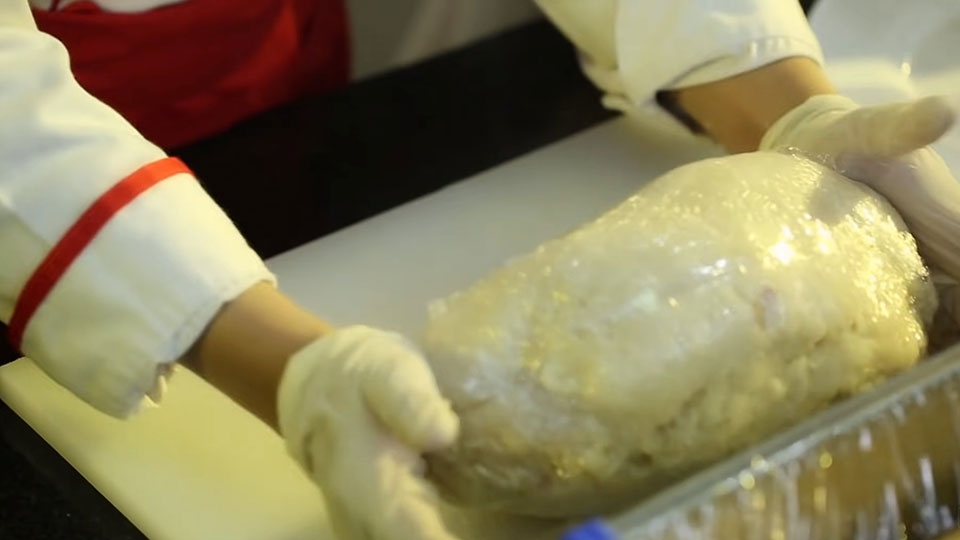 Quán chặt gà bó xôi bằng nhiều lớp màng bọc