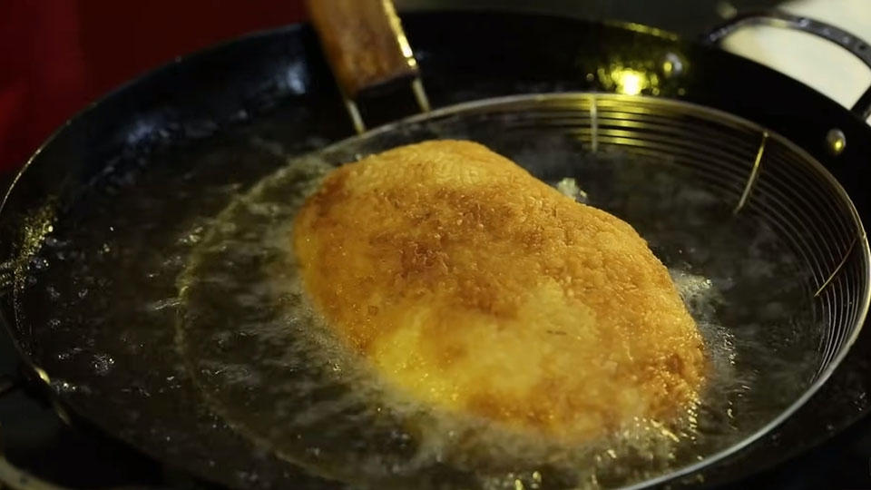 Gà bó xôi sau khi chiên vàng giòn