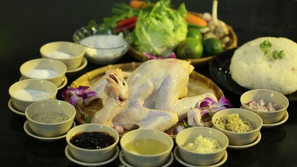Các nguyên liệu làm món gà bó xôi