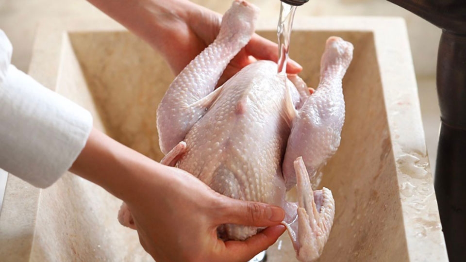 Sơ chế gà để tránh bị hôi