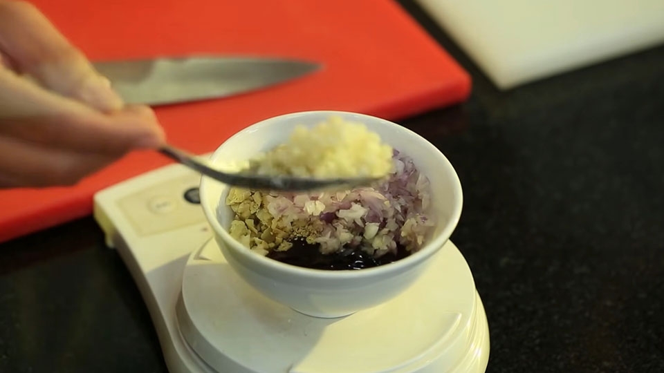 Làm hỗn hợp gia vị ướp thịt gà