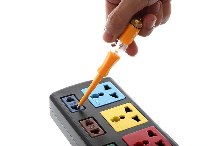 Hình dạng bút thử điện tiếp xúc trực tiếp với nguồn điện