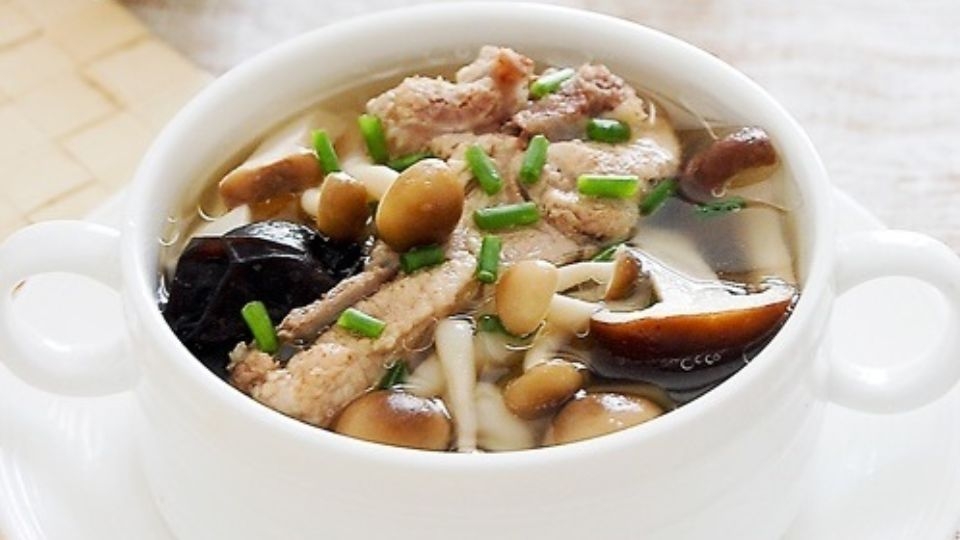 Canh sườn nấu nấm