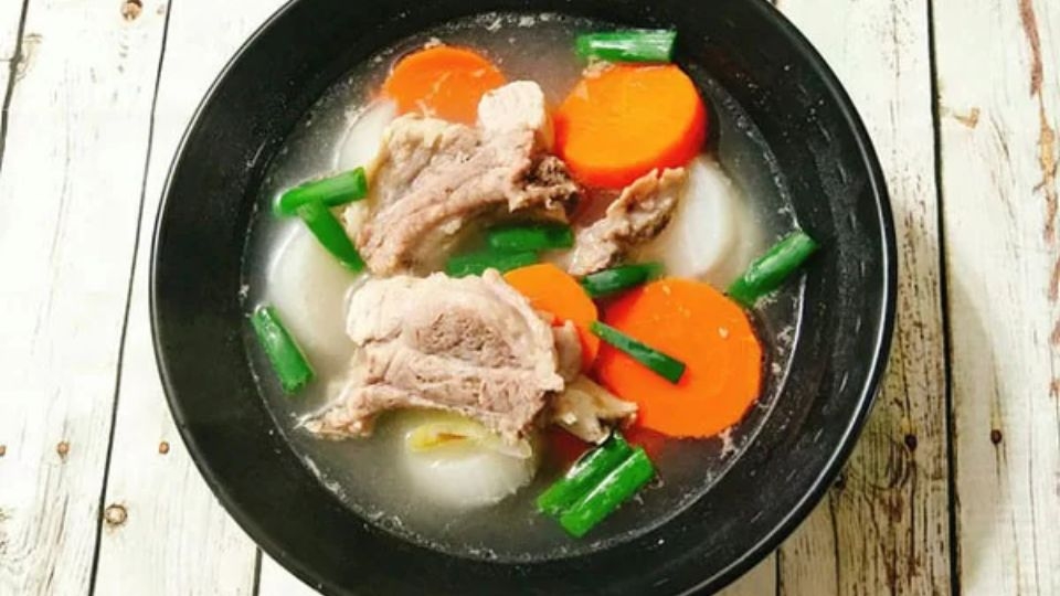 Canh sườn nấu củ cải trắng và cà rốt