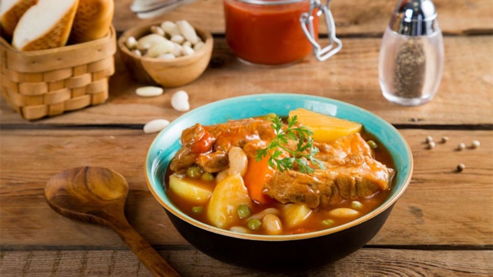 Canh sườn non nấu đậu trắng