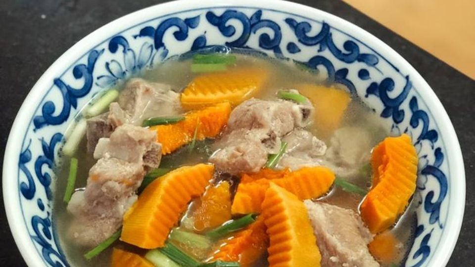 Canh sườn nấu bí đỏ