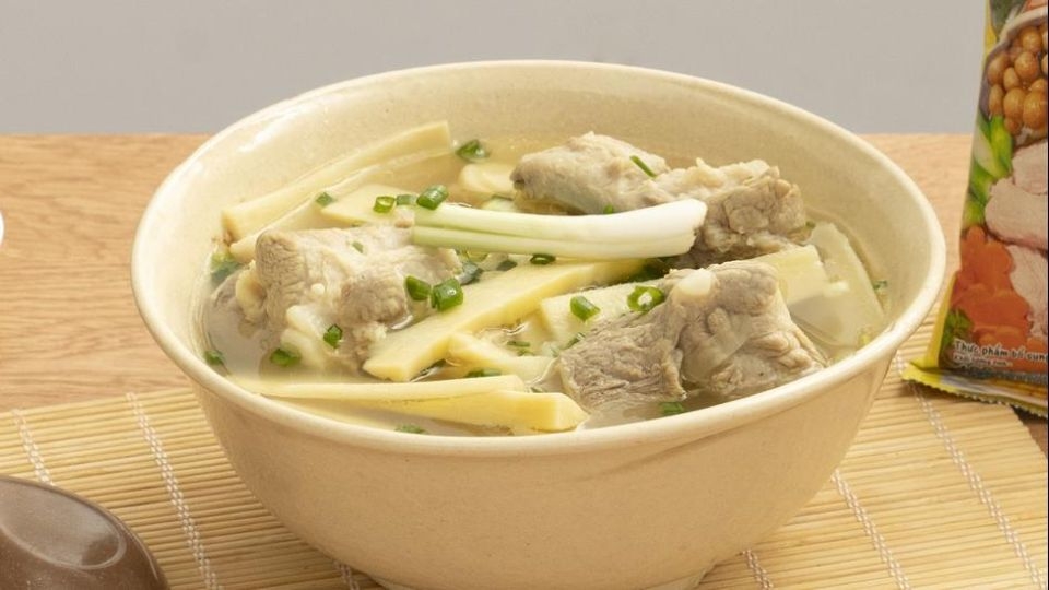 Canh sườn nấu măng tươi