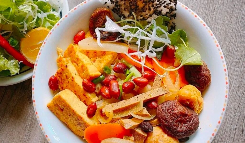 Hướng dẫn 2 cách làm mì quảng chay miền Trung để bữa ăn chay không nhàm chán 2