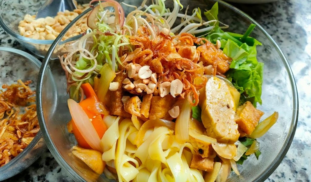 Hướng dẫn 2 cách làm mì quảng chay miền Trung để bữa ăn chay không nhàm chán 5