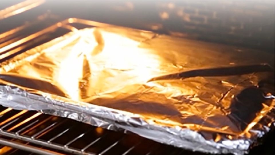 Liệu có nên dùng giấy nhôm bạc trong lò nướng? Cách dùng an toàn