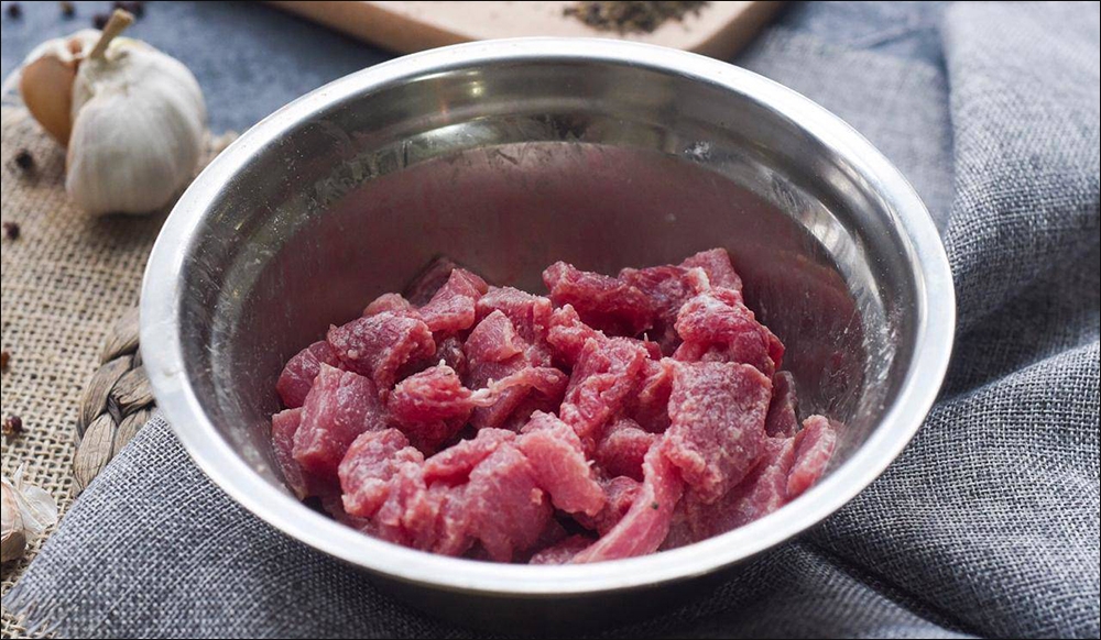 Ướp thịt bò trước khi nấu