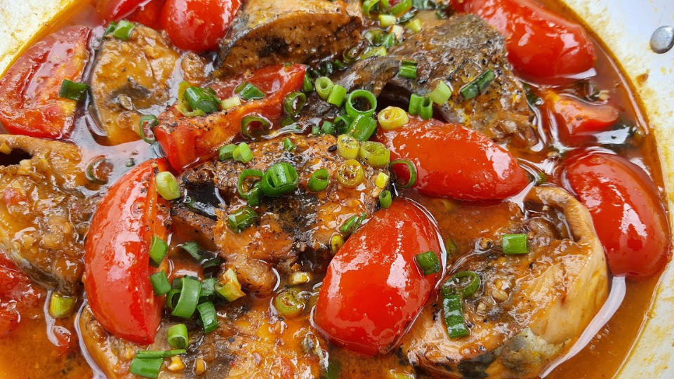 Cá ngừ kho cà