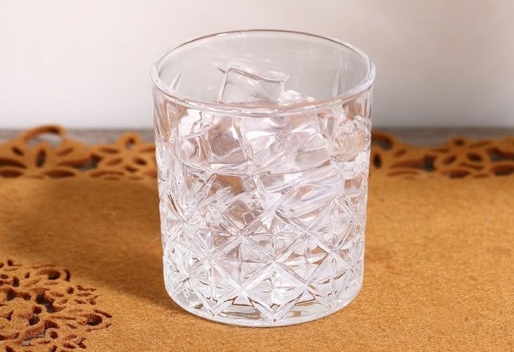 nên mua ly nhựa hay ly thủy tinh 3