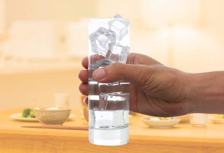nên mua ly nhựa hay ly thủy tinh 4