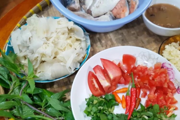 sơ chế nguyên liệu đầu cá hồi