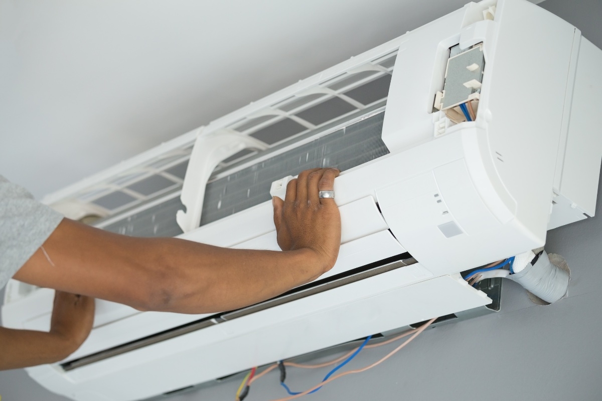 Hướng dẫn chi tiết cách tháo vỏ dàn lạnh máy lạnh Hitachi để vệ sinh